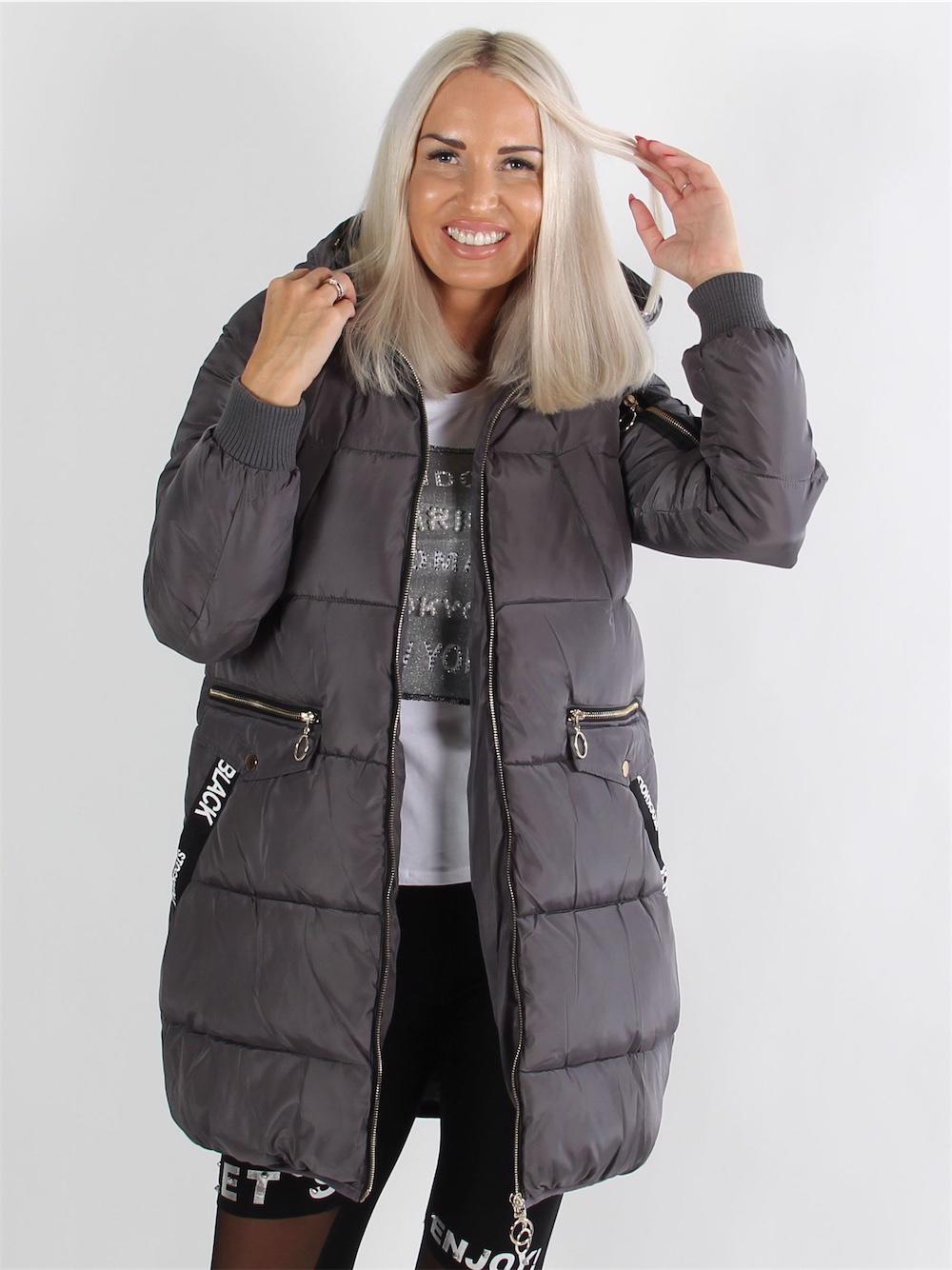 Nasolino -  Armygrøn dynejakke med skrift ved lommerne og lynlås detaljer